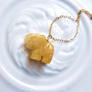 Colar delicado de elefante de jade amarelo, colar com pingente de elefante delicado, colar minimalista com pedras preciosas para amantes de animais, presente de aniversário de outubro
