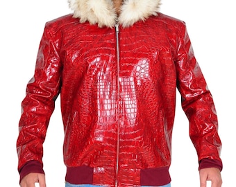Puede incluir: Una chaqueta bomber de cuero rojo con estampado de cocodrilo y capucha de piel sintética.