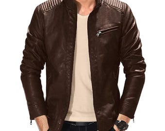 Puede incluir: Una chaqueta de cuero marrón con cierre de cremallera y cuello alto.