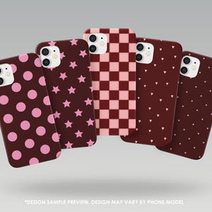 Może przedstawiać: Pięć etui na telefony z różnymi wzorami. Etui są ciemnobrązowe z różowymi wzorami, w tym kropkami, gwiazdami, sercami i wzorem w szachownicę. Tło jest szare.