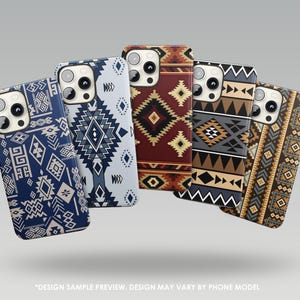 Puede incluir: Cinco fundas para teléfono con patrones geométricos de inspiración suroeste en tonos azules, rojos, marrones y grises. Las fundas presentan varios diseños, incluyendo diamantes, zigzags y motivos tribales. El texto en la parte inferior dice "DESIGN SAMPLE PREVIEW. DESIGN MAY VARY BY PHONE MODEL."