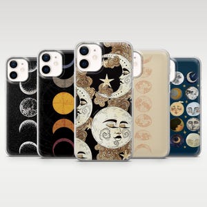 Könnte beinhalten: Eine Sammlung von Handyhüllen mit Himmelsdesigns. Die Hüllen zeigen verschiedene Mondphasen, Sterne und Wolkenmuster in Schwarz, Gold und Creme. Jede Hülle hat ein anderes Design und bietet eine Vielzahl von ästhetischen Optionen.