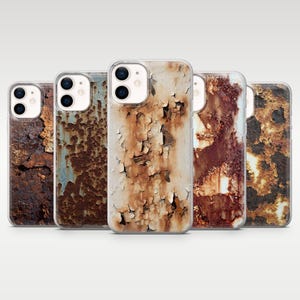 Puede incluir: Un conjunto de cinco fundas para teléfono con un diseño de metal desgastado. Las fundas presentan una variedad de texturas de óxido y pintura descascarillada en tonos marrones, naranjas y blancos, creando una estética vintage.