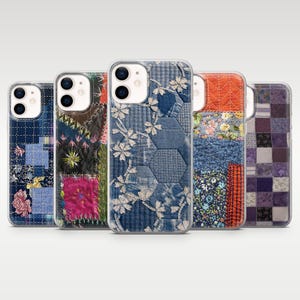 Könnte beinhalten: Eine Sammlung von fünf Handyhüllen mit einem Patchwork-Quilt-Design. Die Hüllen weisen verschiedene Muster auf, darunter florale, geometrische und denimartige Texturen. Jede Hülle hat einen transparenten Rand und einen Kameraausschnitt.