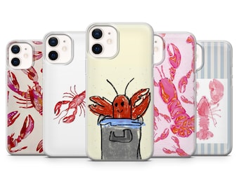 Könnte beinhalten: Satz mit fünf Handyhüllen mit einem skurrilen Hummer-Design. Die Hüllen sind transparent mit weißem Hintergrund und zeigen verschiedene Hummer-Illustrationen in Pink und Rot. Eine Hülle zeigt einen Hummer in einem Eimer.