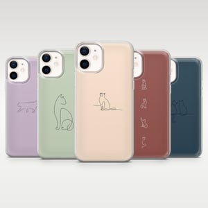 Może przedstawiać: Kolekcja pięciu etui na telefon w różnych pastelowych kolorach: lawendowym, zielonym, brzoskwiniowym, bordowym i granatowym. Każde etui posiada minimalistyczny czarny rysunek kota w różnych pozach. Etui są przeznaczone do smartfona.