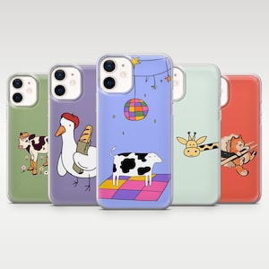 Puede incluir: Un conjunto de fundas para teléfono con ilustraciones caprichosas de animales. Los diseños incluyen una vaca, un ganso con una baguette, una vaca en una pista de baile, una jirafa y un gato. Cada funda tiene un borde transparente.