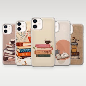 Könnte beinhalten: Eine Sammlung von Handyhüllen mit Designs zum Thema Bücher und Kaffee. Eine Hülle zeigt einen Stapel Bücher mit den Worten „Coffee, Books, and Repeat“. Andere Hüllen zeigen Kaffeetassen und Bücherstapel in verschiedenen künstlerischen Stilen.