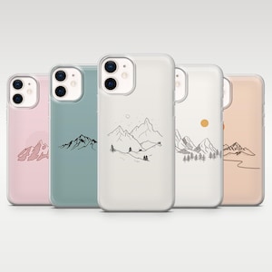 Può includere: Cinque custodie per telefono con disegni di paesaggi montani. Le custodie sono in vari colori, tra cui rosa, verde acqua e trasparente. Ogni custodia presenta una diversa illustrazione di montagna in bianco e nero.