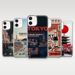 Könnte beinhalten: Fünf Handyhüllen mit japanisch inspirierten Designs. Die Hüllen zeigen Illustrationen von Tokios Stadtlandschaften, Wahrzeichen und traditionellen japanischen Elementen. Die Hüllen haben das Wort "TOKYO" in Rot und japanischen Text.