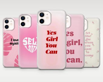 Pode incluir: Uma coleção de cinco capas de telemóvel rosa com citações inspiradoras. Cada capa apresenta um design único com frases como "Yes Girl You Can" e "I love myself". As capas têm um acabamento transparente e protetor.