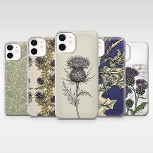 Może przedstawiać: Kolekcja pięciu etui na telefony z różnymi wzorami botanicznymi. Etui przedstawiają obrazy ostów, wzory kwiatowe i inne dzieła sztuki inspirowane roślinami. Etui są przezroczyste z ochronnym zderzakiem.