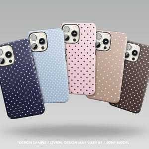 Könnte beinhalten: Fünf Handyhüllen in Marineblau, Hellblau, Rosa, Beige und Braun, jede mit einem weißen Polka-Dot-Muster. Die Hüllen haben Kameraausschnitte und werden vor einem grauen Hintergrund gezeigt. Der Text unten lautet "DESIGN SAMPLE PREVIEW. DESIGN MAY VARY BY PHONE MODEL."