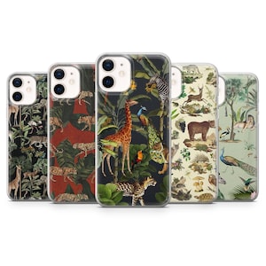 Könnte beinhalten: Eine Sammlung von fünf Handyhüllen mit verschiedenen Tier- und Pflanzenmotiven. Die Hüllen zeigen Bilder von Giraffen, Zebras, Leoparden, Tigern, Pfauen und anderen Wildtieren vor dunklen und hellen Hintergründen mit üppigem Laub.