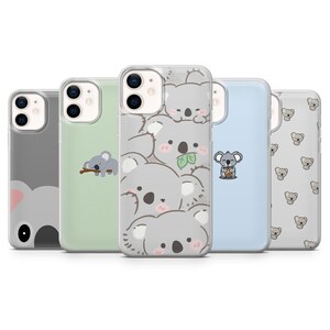 Puede incluir: Conjunto de cinco fundas para teléfono con diferentes diseños de koalas. Las fundas son transparentes con una variedad de ilustraciones de koalas, incluyendo un koala sosteniendo una taza de té, un koala durmiendo en una rama y un koala con una hoja en la boca.