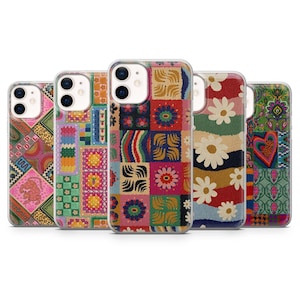 Op de afbeelding: Set van vijf telefoonhoesjes met kleurrijke patchwork-ontwerpen. Elk hoesje heeft een ander patroon met een mix van geometrische vormen, bloemen en abstracte ontwerpen. De hoesjes zijn allemaal gemaakt van helder plastic en hebben een glanzende afwerking.