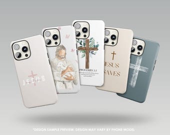以下が含まれることがあります： 宗教的なテーマの携帯電話ケースのコレクション。デザインには、十字架、「JESUS SAVES」の文字、イエスが子羊を抱いている画像が含まれています。ケースの色は白、ベージュ、青など様々です。