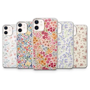 Pode incluir: Cinco capas de telefone diferentes com padrões florais. As capas são transparentes e permitem que o telefone seja visto através do design. Os padrões florais são todos diferentes, mas todos têm um estilo semelhante. As capas são todas para o mesmo modelo de telefone.