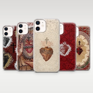 Pode incluir: Uma coleção de capas de telemóvel com designs de coração religioso. As capas exibem várias representações artísticas do Sagrado Coração, com ilustrações detalhadas e uma mistura de cores, incluindo vermelho, creme e dourado. Cada capa tem um design único.