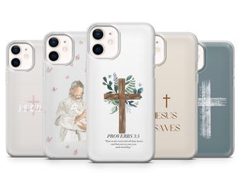 Op de afbeelding: Vier verschillende telefoonhoesjes met een christelijk thema. De hoesjes zijn transparant en hebben een kruis, een duif, een vers uit Spreuken en de woorden "Jezus redt".