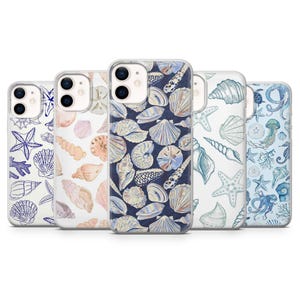Puede incluir: Conjunto de seis fundas para teléfono con diferentes diseños de conchas marinas y patrones de temática oceánica. Las fundas son transparentes y muestran el teléfono a través del diseño. Los diseños son en tonos de azul, blanco y rosa.