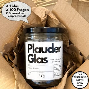 Könnte beinhalten: Ein klares Glas mit schwarzem Deckel, das ein Kartenspiel enthält. Das Etikett zeigt Plauder Glas, Classic Edition, 870 ml, 12+, 2+ Spieler. Eine Sprechblase darüber listet 1 Glas, 100 Fragen und Grenzenloser Gesprächsstoff. Ein runder Aufkleber zeigt Das Gesprächs Karten Spiel im Glas.