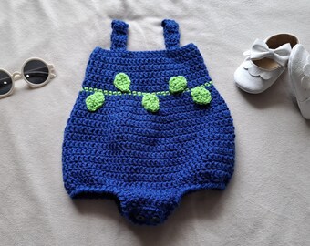 Gehaakte babyromper met blauwe bessen | Bessenoutfit voor 0-3 maanden | Handgemaakte zomerbaby-outfit | Sample Sale fotorekwisiet