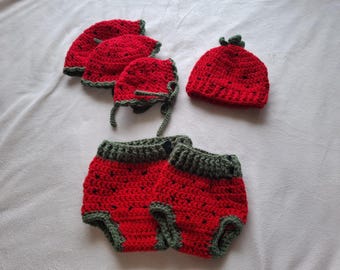 Set met haakpatronen voor een babyoutfit met aardbeienmotief, inclusief babymutsje en luierbroekje. Geschikt voor beginners en ideaal als fotoaccessoire met aardbeien.