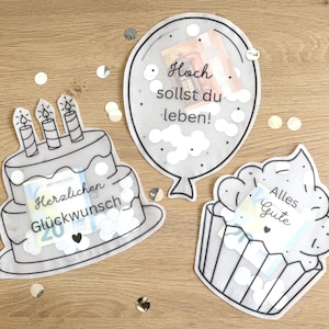 Könnte beinhalten: Handgefertigtes Holzschild mit dem Wort "Welcome" in verspielter Schrift. Das Schild hat einen weißen Hintergrund im Used-Look und einen dunkelbraunen Rahmen, ideal für eine Eingangstür oder einen Flur.