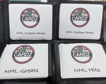 Puede incluir: Cuatro sobres acolchados negros con etiquetas blancas. Cada etiqueta tiene un círculo rosa con la palabra "CARDZ" en texto blanco. Las etiquetas también tienen texto que dice "NHL Custom Packs", "NHL Greats" y "NHL Hits".