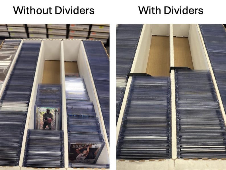 Puede incluir: Dos vistas de una caja de almacenamiento para cromos, una con divisores y otra sin ellos. Las cajas est&aacute;n llenas de cromos en fundas protectoras. El texto "Without Dividers" y "With Dividers" est&aacute; en la parte superior de cada vista.