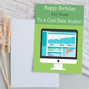 以下が含まれることがあります： グラフとデータが表示されたコンピューター画面が描かれた緑色の誕生日カード。カードには「Happy Birthday Any Name To A Cool Data Analyst」と書かれています。また、「名前でパーソナライズ、封筒付き、A5サイズ」とも書かれています。