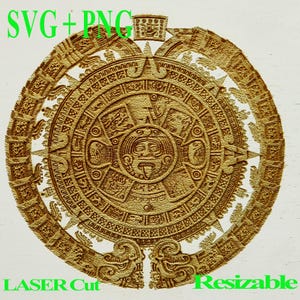 Pode incluir: Um calendário asteca dourado com entalhes e desenhos intrincados. O calendário é circular e tem uma imagem central de um rosto com uma língua grande. O calendário é rodeado por um anel de imagens e símbolos menores.