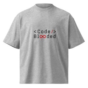 以下が含まれることがあります： グレーのヘザーカラーの半袖Tシャツ。中央には「<Code/>」というテキストと、2つの「o」が赤い無限大記号に置き換わった「Blooded」という単語がプリントされています。テキストは黒色で、赤いスラッシュと無限大記号の下には赤い滴が描かれています。