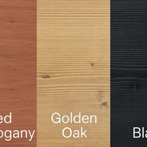 以下が含まれることがあります： さまざまな仕上げの木材サンプルを3つクローズアップ。左のサンプルはレッドマホガニー、中央はゴールデンオーク、右はブラックです。各サンプルには木目が見えます。