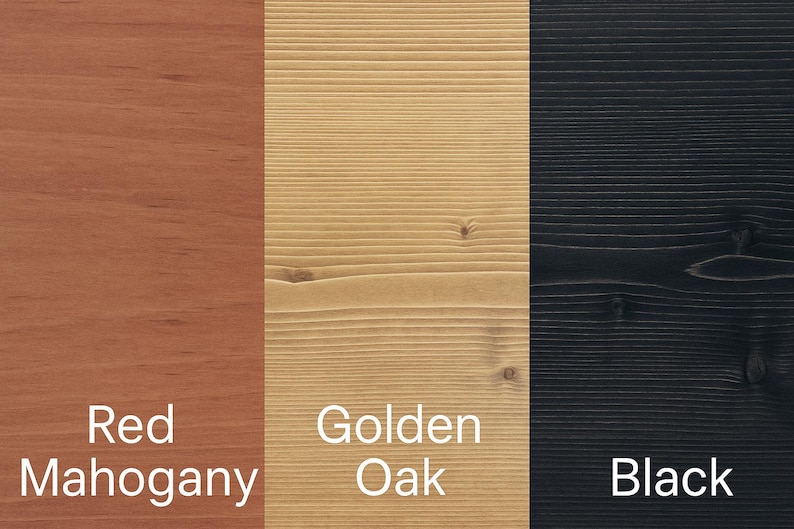 以下が含まれることがあります： さまざまな仕上げの木材サンプルを3つクローズアップ。左のサンプルはレッドマホガニー、中央はゴールデンオーク、右はブラックです。各サンプルには木目が見えます。