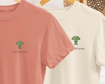 Camiseta bordada para amantes de las plantas, camiseta minimalista con hoja de ginkgo, regalo para ella, camiseta para amantes de la naturaleza para mujer, camiseta con bordado pequeño.