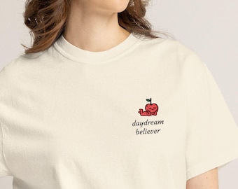 Camiseta para amantes de las plantas, camiseta bordada, camiseta botánica, regalo inspirado en la naturaleza, camiseta de estética suave, diseño de cerezas.