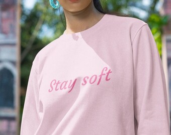 Sudadera Stay Soft con mensaje inspirador y recordatorio, cuello redondo, cita sobre salud mental.
