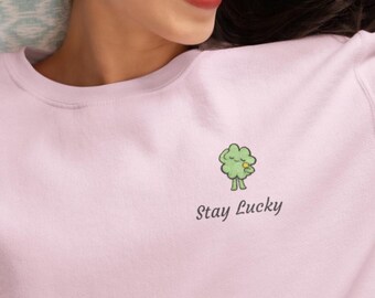 Sudadera con trébol bordado: Regalo minimalista de cuello redondo con el lema "Mantente afortunado"