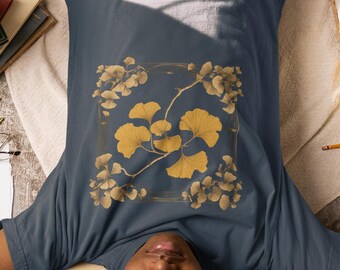 Camiseta minimalista con estampado botánico de ginkgo: camiseta de algodón de corte relajado, regalo ideal para amantes de la naturaleza.