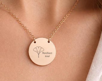 Collar con hoja de ginkgo grabada, joyería minimalista con símbolo botánico de fuerza.