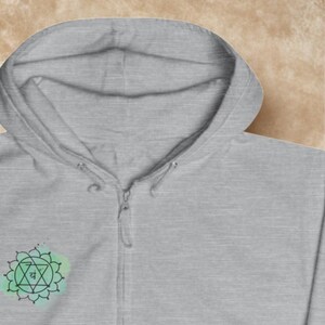 Sudadera unisex con capucha y cremallera con diseño de chakra del corazón y mandala de geometría sagrada imagen 12