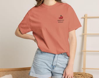 Camiseta bordada con motivos naturales: Camiseta botánica de estilo minimalista y sereno.