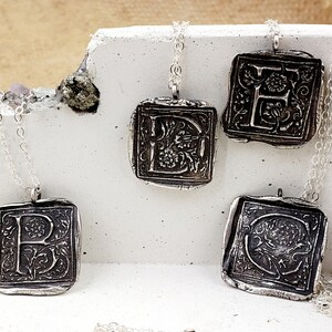Regalo para novia: collar con letras iniciales de Wax Seal