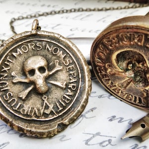 Jolly Roger Skull Wax Seal Pendant - Latin Motto - Memento Mori - Freemason Masonic Pendant