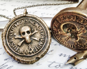 Jolly Roger Skull Wax Seal Pendant - Latin Motto - Memento Mori - Freemason Masonic Pendant