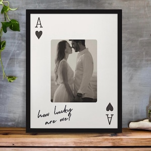 Afdruksjabloon stellen, hoe gelukkig zijn we, gepersonaliseerde paarfoto, kunst aan de muur verjaardag, cadeau voor haar, huwelijkscadeau, speelkaartsjabloon