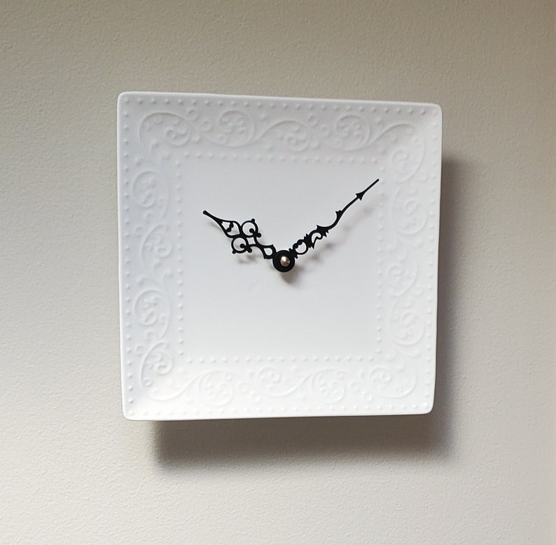 Horloge murale carrée blanche de 20 cm 8 po., petite horloge en assiette de porcelaine, horloge cottage chic 3288 image 1