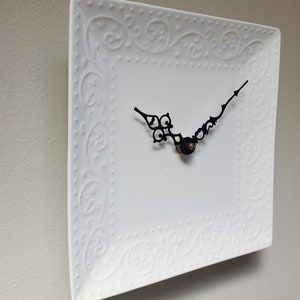 Horloge murale carrée blanche de 20 cm 8 po., petite horloge en assiette de porcelaine, horloge cottage chic 3288 image 2